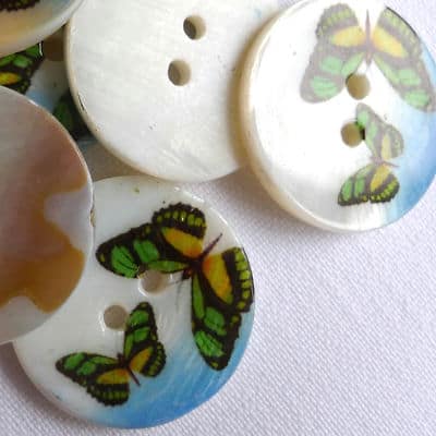 Pearl button printed with butterflies