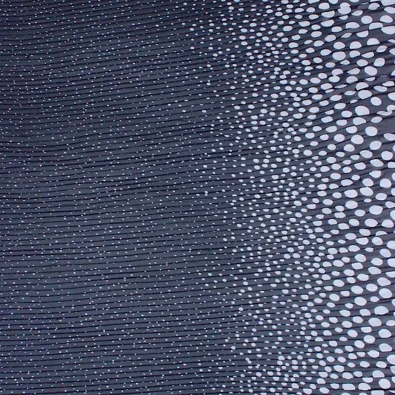 Voile en polyester plissé à motif de pois blanc sur fond bleu marine.