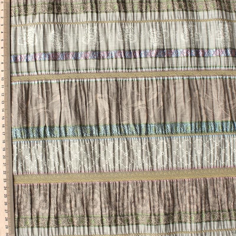 Tissu en coton, viscose et polyamide à fleurs et lignes beige