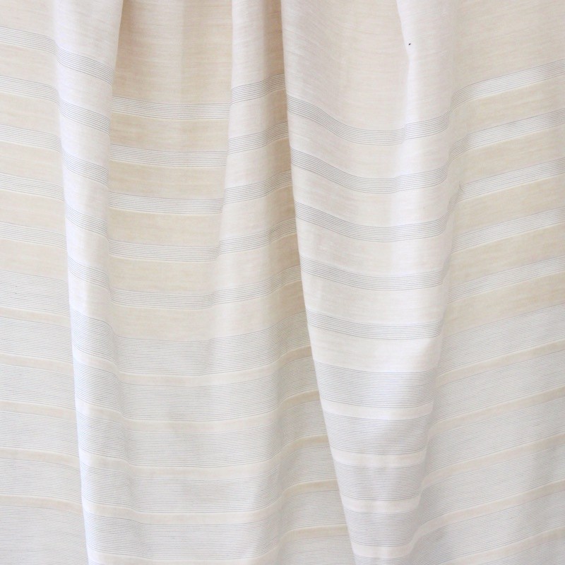 Panneau de tissu en coton uni beige à fines rayures