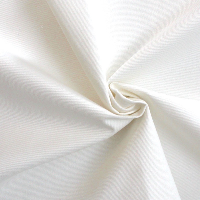 Tissu en coton sergé blanc cassé