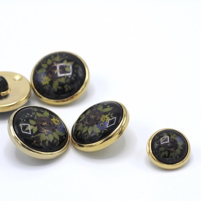 Button with metal aspect and flowers