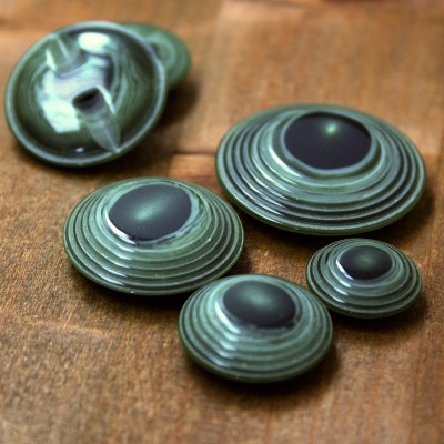 Resin button - malachite green