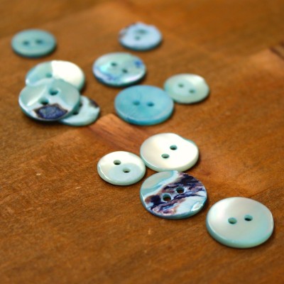 Round and thin button - pearly bluish