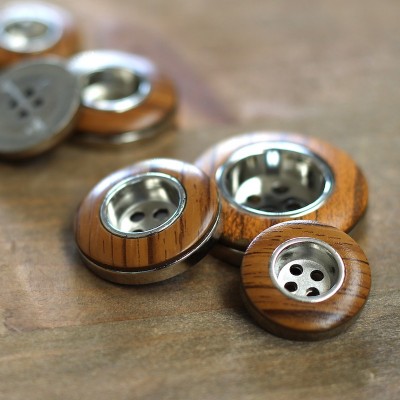 Button with metal and wood aspect 