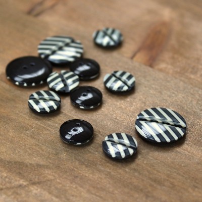 Striped resin button - black and white