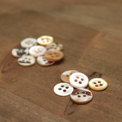 Resin button pearly effect - yellow-orange