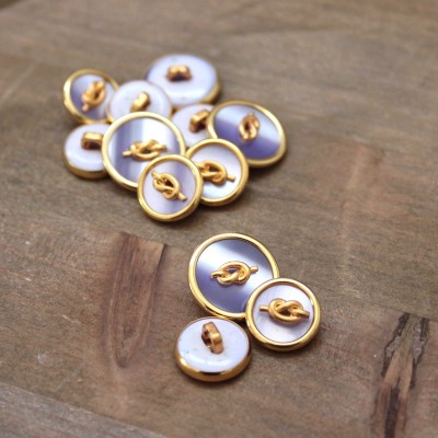 Button with golden metal and pearly lila aspect
