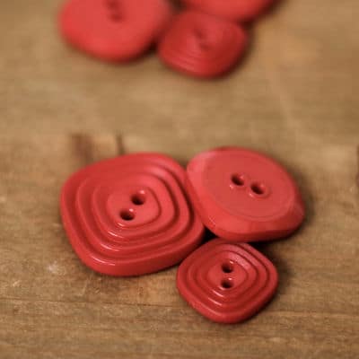 Square resin button - red