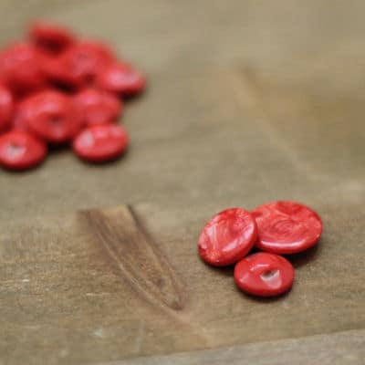 Round resin button - marbled red