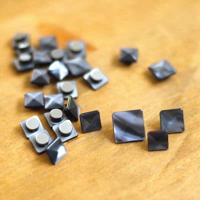 Square resin button with pearly aspect - Slate blue 