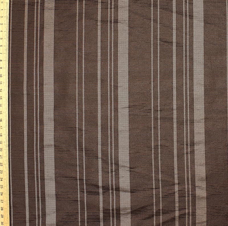 Tissu vestimentaire brun à carreaux