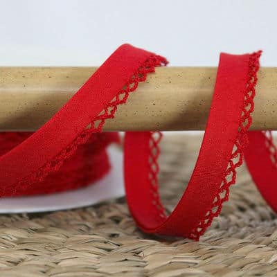 Finishing bias binding with lace - red