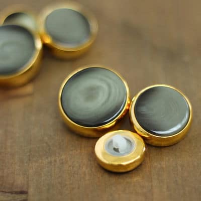 Button with golden metal and verdigris aspect