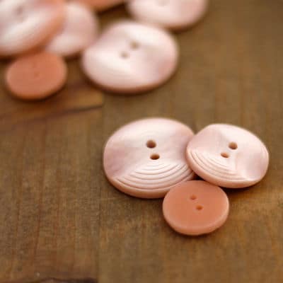 Round vintage resin button - peach