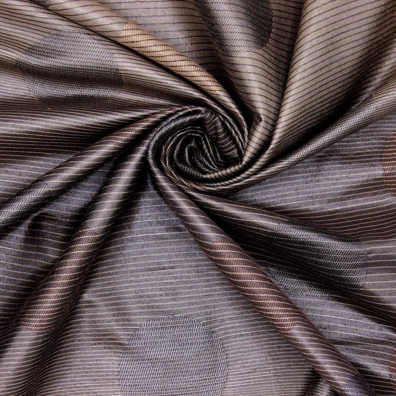 Tissu vestimentaire brun à motifs
