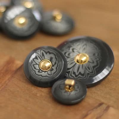Vintage button with marbled and golden effect