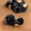Knoop in hars met vorm van een bloem - zwart