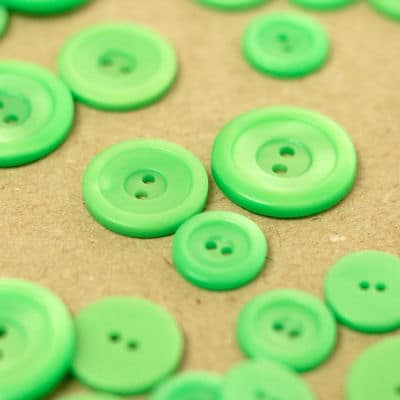 Round resin button  - spring green