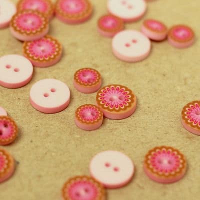 Round button printed with pink flower 