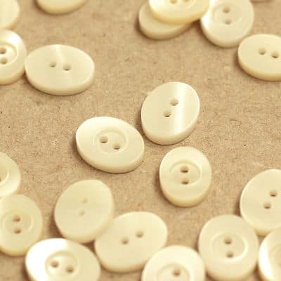 Oval button - pearly off-white