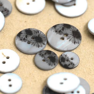 Round resin button with flowers