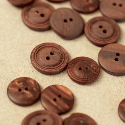 Round button - slightly pearly brown