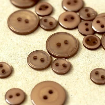 Round button - pearly coffee with milk