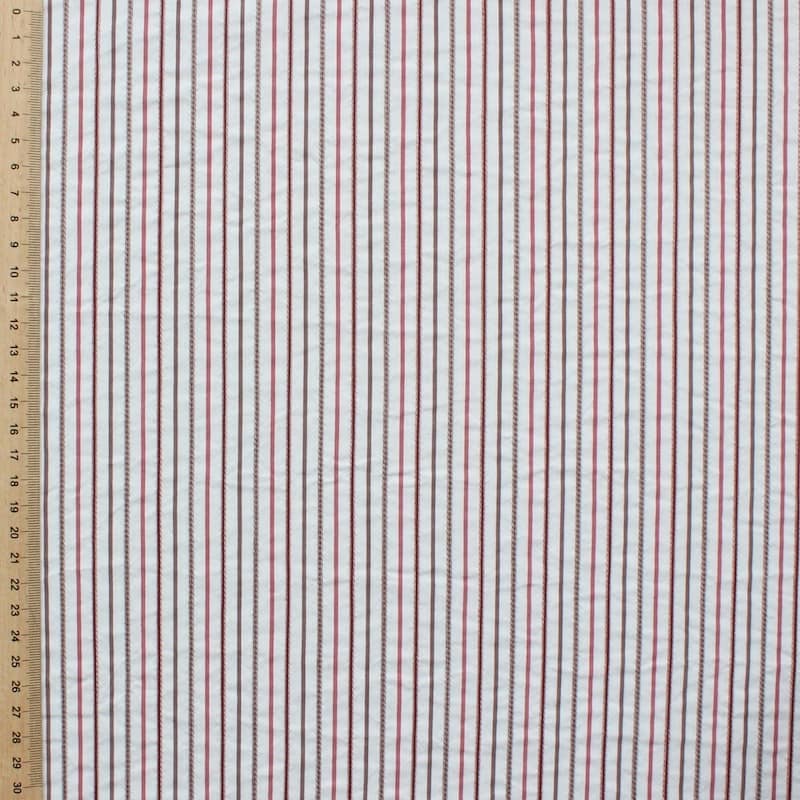 Tissu en coton à lignes rouges et brunes sur fond blanc
