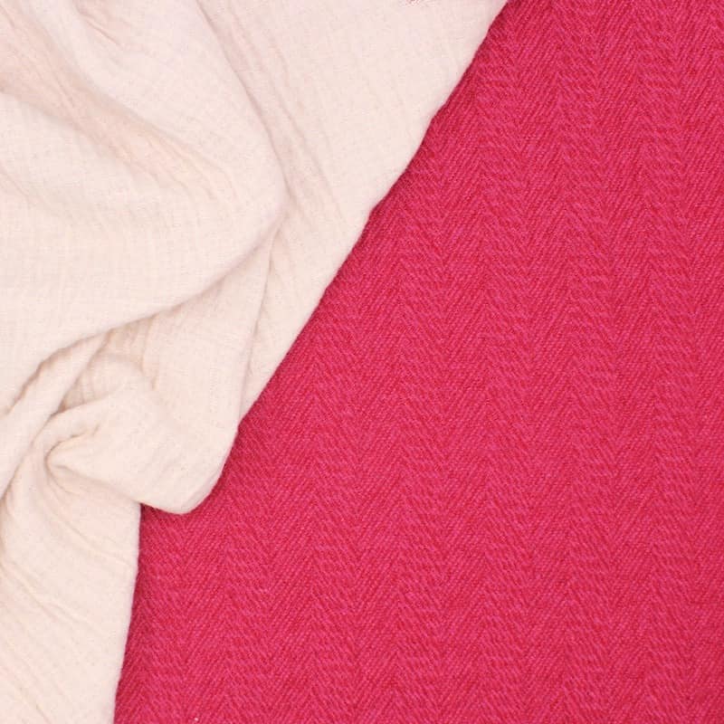 Tissu en laine et polyester rose et rouge