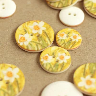 Button with narcissus - yellow 