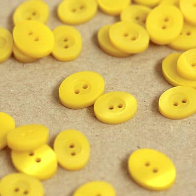 Oval button - pearly yellow