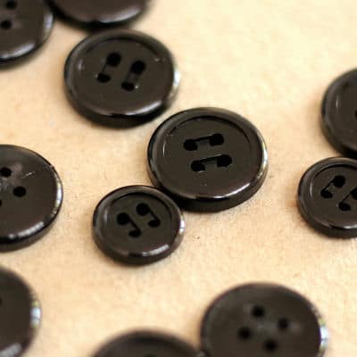 Round resin button 4 holes - black