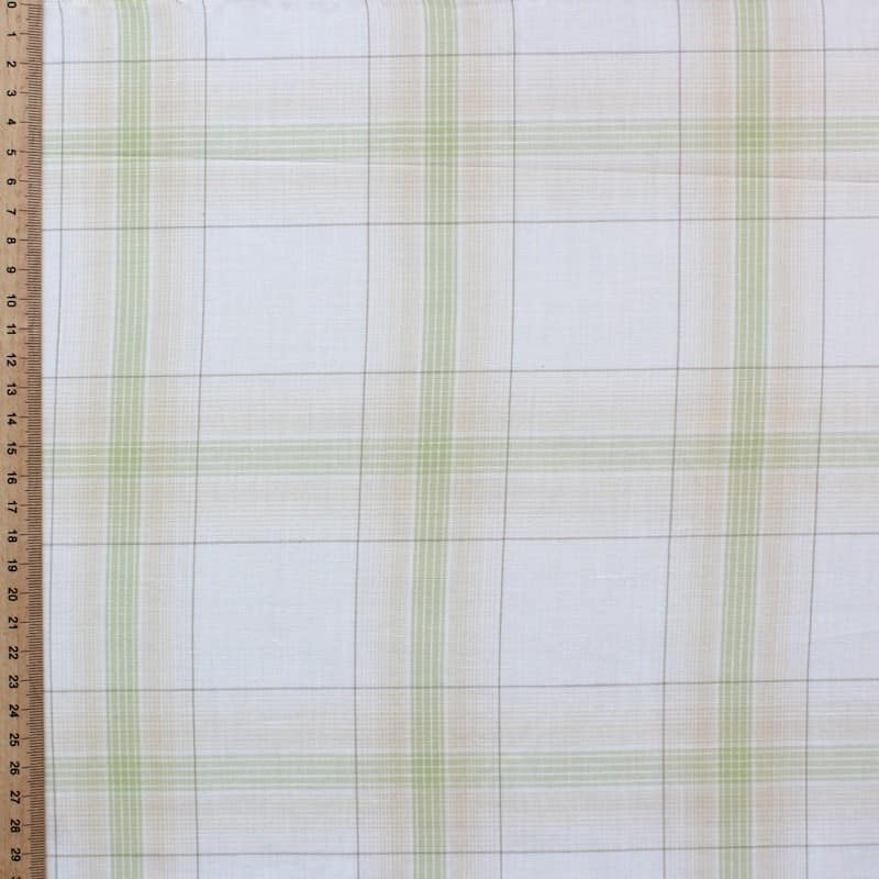 Tissu en coton à carreaux verts et beige sur fond blanc