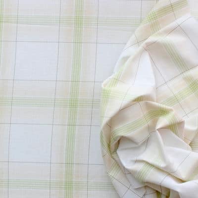 Tissu en coton à carreaux verts et beige sur fond blanc