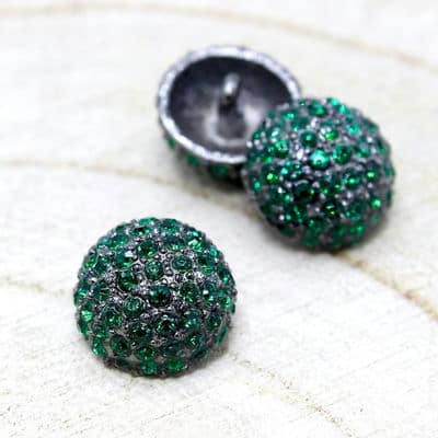Button with nickel rhinestones and emerald 15mm