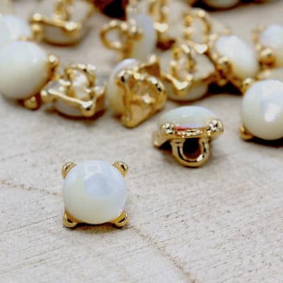 Button with pearly and golden aspect 