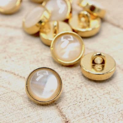 Button with pearly and golden aspect 
