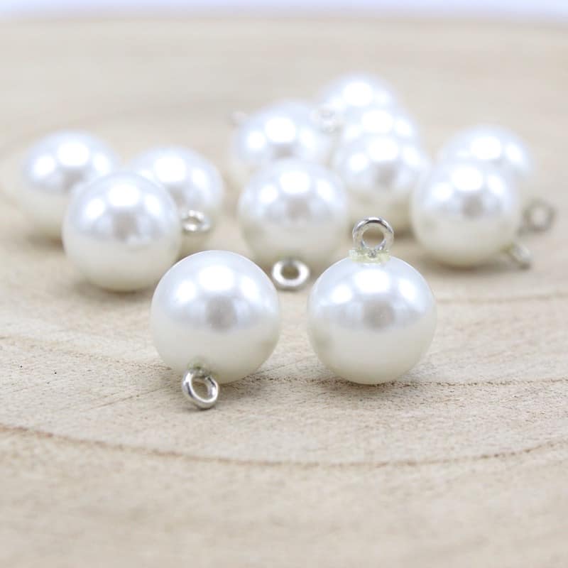 Fantasy button with thin pearl