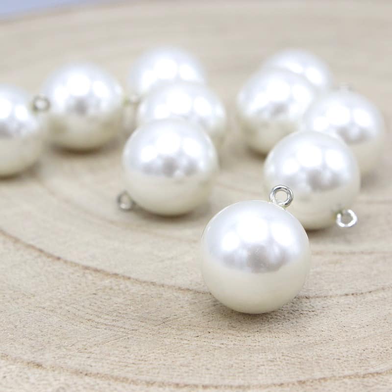 Fantasy button with thin pearl