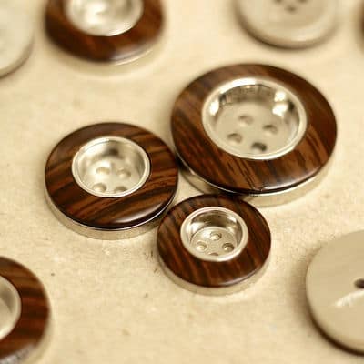 Button with metal and wood aspect