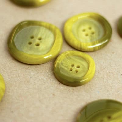 Marbled round resin button - green