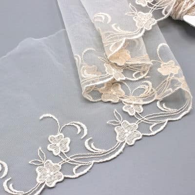 Embroidered tulle with flowers - ecru