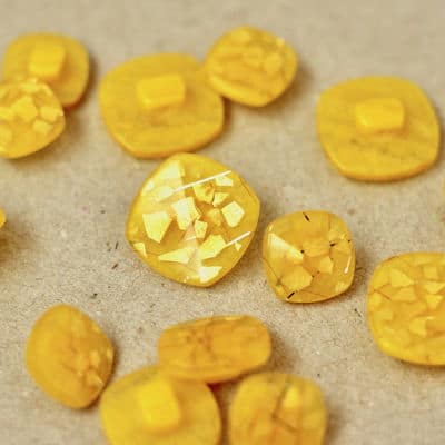 Square resin button - yellow