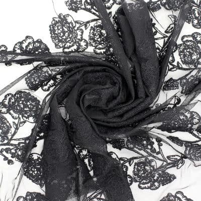 Tule met borduurde bloemen - zwart 