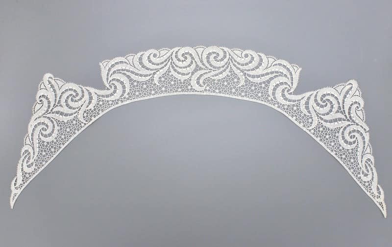 Old collar in lace - off-white