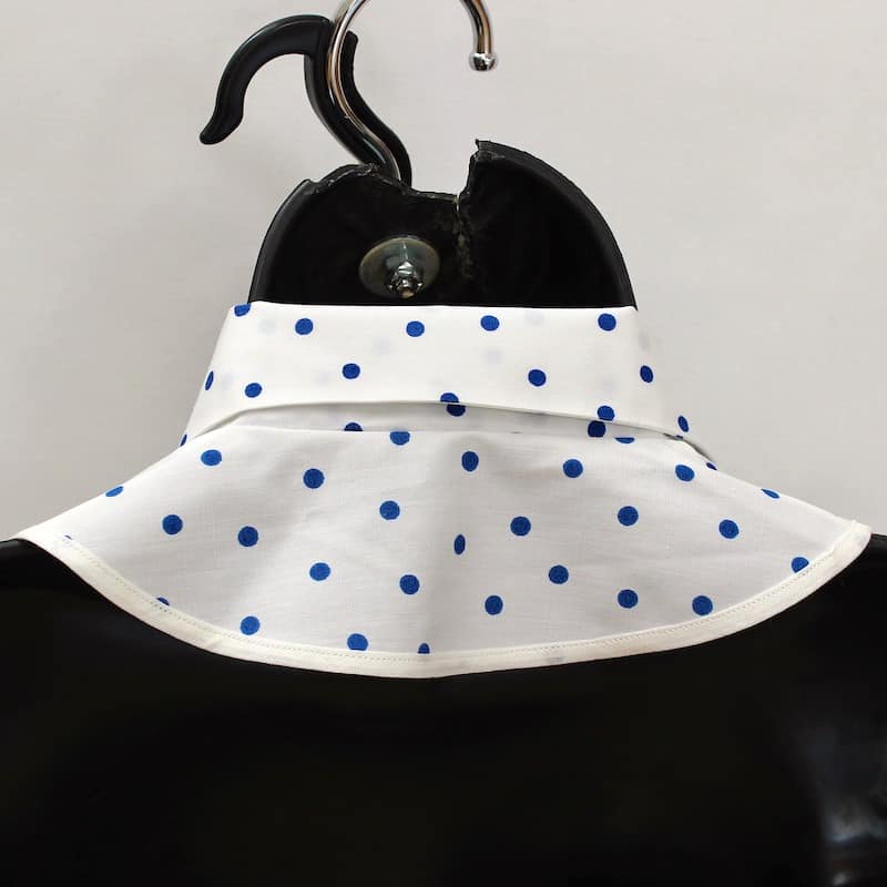 Collar - off-white with blue dots