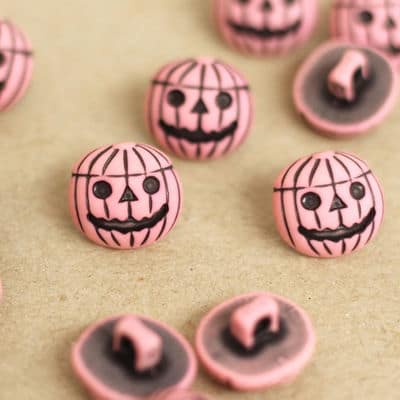 Resin button with Halloween pumpkin - pink