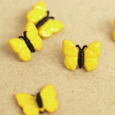 Bouton papillon en résine jaune