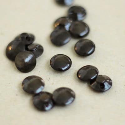 Round resin button - pearly brown